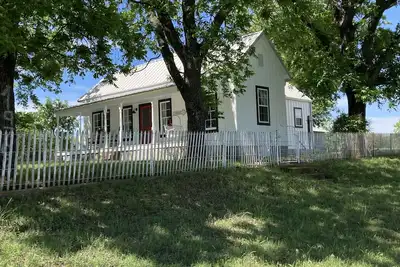 Image de Hudsen’s on the Llano - Historic farmhouse on the Llano River in Castell, Tx