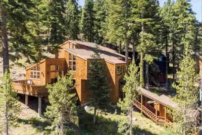 Image de 7 Bdrm Lodge w/ Game Room, Mountain Views & Hot Tub!