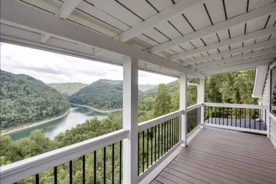 Image de Private Lake Access and 8 acres of Trails!