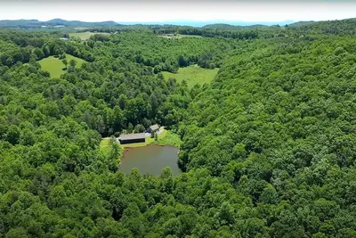 Image de Secluded Mountain Lakehouse, Pets Welcome