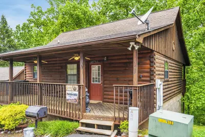 Image de Cozy Smoky Mountains Cabin, 2 miles to Dollywood Parks, Hot Tub
