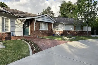 Image de Beautiful Ranch Home Retreat Park Like Setting on 3/4 Acre\nClose to Disneyland