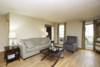 Image de The Daffodil- Entire home - 3 Bedroom, 2. 5 bath, large den and yard