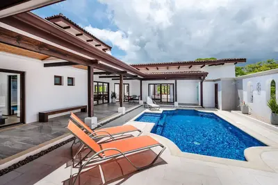 Image de Luxury Home / Casa del Retiro / Amazing view from the pool