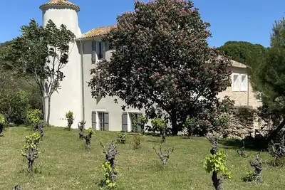 Image de Character country property surrounded by vineyards