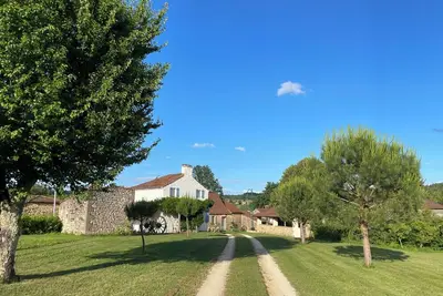 Image de Hameau de 2 gîtes, jardins privés, grande piscine, tranquille et historique