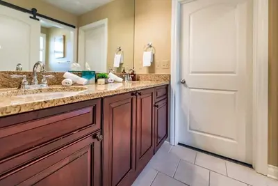 Image de Bright, Spacious Plymouth 4br - Walk to Dt!