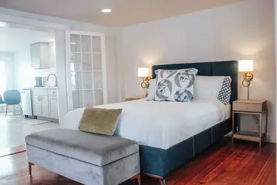 Image de Modern Chic 1-Br Unit in the Cottages on James