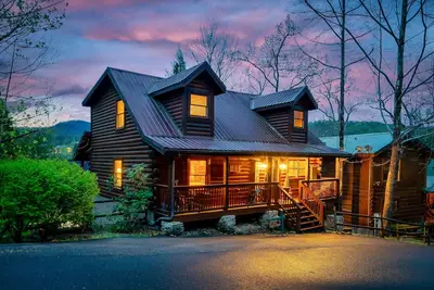 Spacious 5 Br/Triple Deck/View from top/close to all attractions in Gatlinburg.