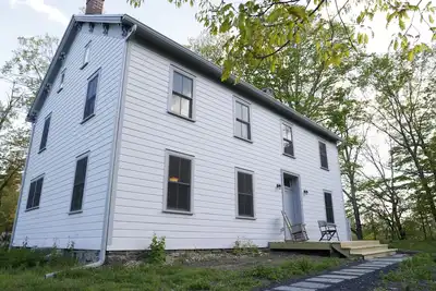 Image de Beautiful Riverside Farmhouse