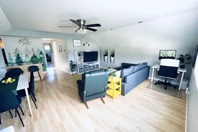 Image de Evergreen Landing-Modern Apt Perfect for Duck Fans