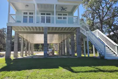 Image de Newer riverfront home with great views and boat slip