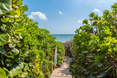 Image de Cozy Garden Villa Steps from the Beach