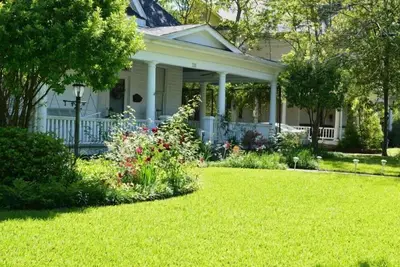 Image de A Queen Ann style Victorian home in historic Belhaven neighborhood.