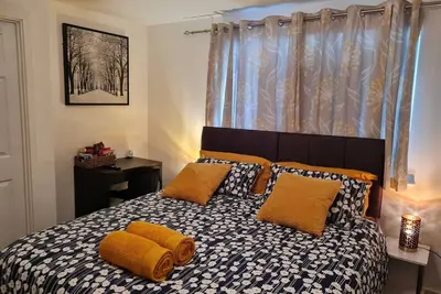 Image de Luxury 4-Bedroom Whole House (Private Baths, modern Kitchen, Free Parking, WiFi)