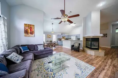 Image de Entire House | Open & Spacious Home