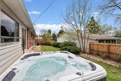 Image de 420Friendly HotTub GameRoom Theater PoolTable DancePole