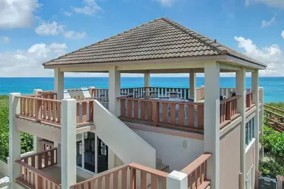 Image de Spacious Beachfront Condo