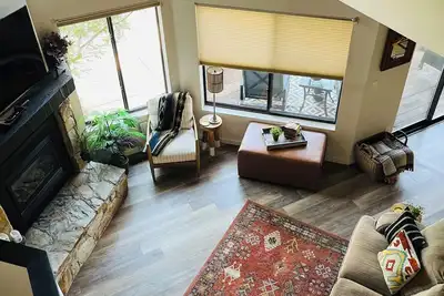 Image de Quaint and Quiet Townhouse in Continental Country Club