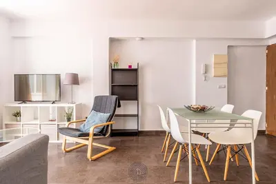 Image de Homeabout Cervantes Apartment 24 (2br 1bt)