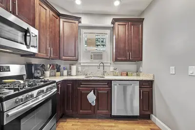 Image de Prime Location! Walk To Water & Historic District! Private Large first floor apt!