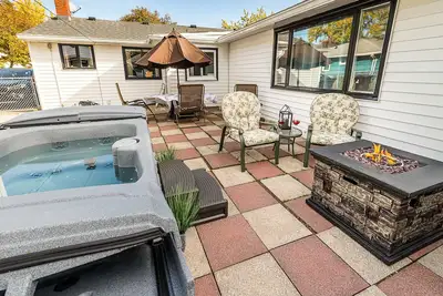 Image de Quiet Suburban Home Minutes from Airport, Niagara Falls + all major attractions.