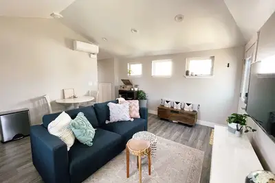 Image de Adorable Two-Bedroom Carriage House with Patio