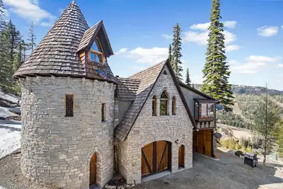 Image de Dog-friendly mountain castle with a washer/dryer, private hot tub, & fireplace