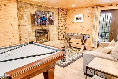 Image de Relax & Unwind w/ Hot Tub & Games