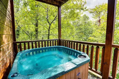 Image de Fun Filled Cabin w/ Games, Hot Tub & Views