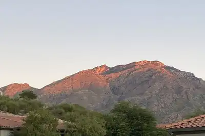 Image de Beautiful view! , two pools, gym & near hiking! Mountain View’s!