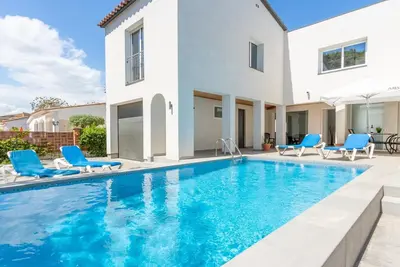 Image de Maison neuve avec piscine privée chauffée, parking, wifi, salle de jeux