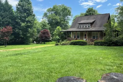 Image de Cozy home near Asheville with Ev charger. Won’t you be my neighbor?