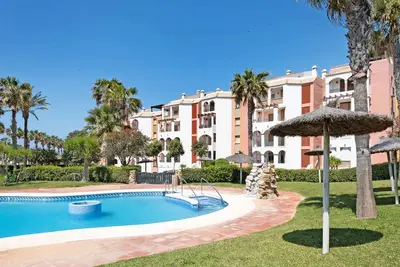 Image de Appartement de vacances 'Apartamento Atlanterra Sol' avec connexion Wi-Fi, piscine et jardin
