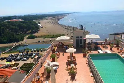 Image de Comfy large family room: double bed, 2 x single bed, sofa bed, sea view terrace