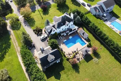 Image de Beautiful updated home with pool by Wineries and Beaches - “The Vacation House”