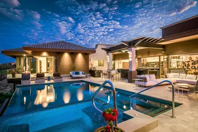 Image de Contemporary 5br Villa Sleeps up to 16!