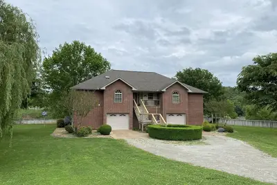 Image de Private home on the bank of the White River