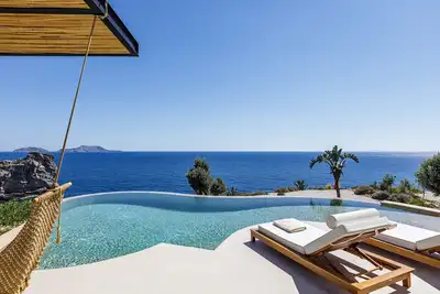 Stunning sea views, access to a private cove, hot tub!