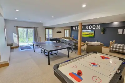Image de Ellicottville Chalet with Game Room, 3 Full Baths, Fire Pit, Sleeps 13