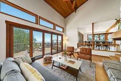 Image de Hillside Retreat w/Pool, Sauna, Hot Tub + Cold Plunge & Expansive Deck Views