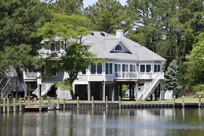Image de Dee's Nest- Canalfront in Oyster Bay with Boat Dock