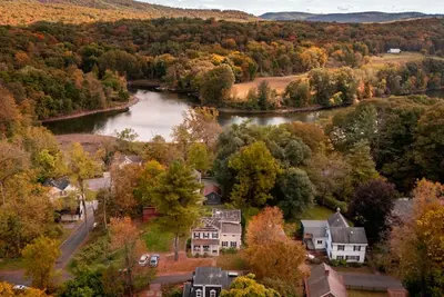 Image de Hilltop House: Charming 1980's Kingston Farmhouse