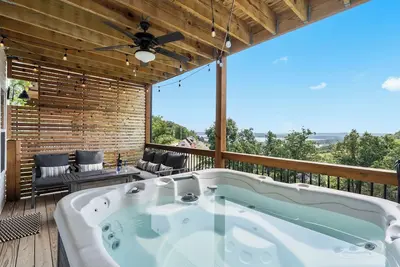 Image de LakeViews_Private Hot Tub_Cmty Pools_Dog Friendly_High End Modern Decor_$400 of Free Tickets!
