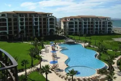 Image de Beautiful 2400 sq foot Condo on beach pickleball community top floor golf course