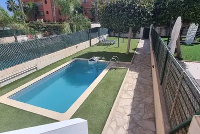 Image de Rez-de-chaussée avec jardin et piscine privée, à 50 m de la plage, Wifi