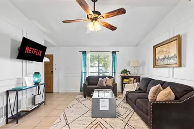 Image de •The Shady Oak•Foosball•Patio•Pets•Nflx•Garage