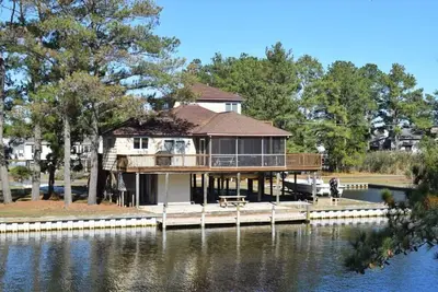 Image de Dockside Dreams-Canalfront Home in Oyster Bay with Boat Dock.