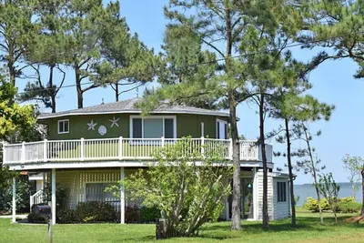 Image de Edgewater- Waterfront on Oyster Bay.