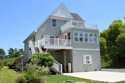 Image de Grace Street Refuge | 4br Home w/ Decks, Kayaks & Firepit